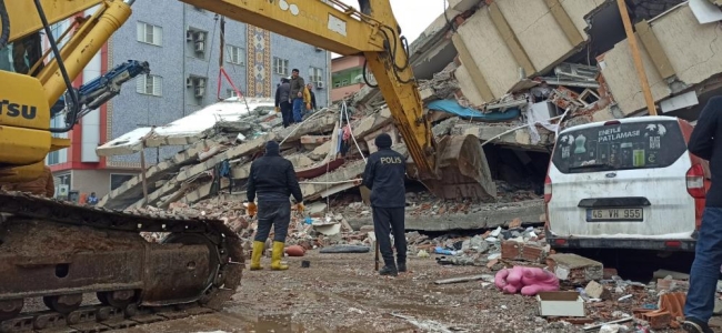 Kahramanmaraş'ta son durum: En az 300 bina yıkıldı