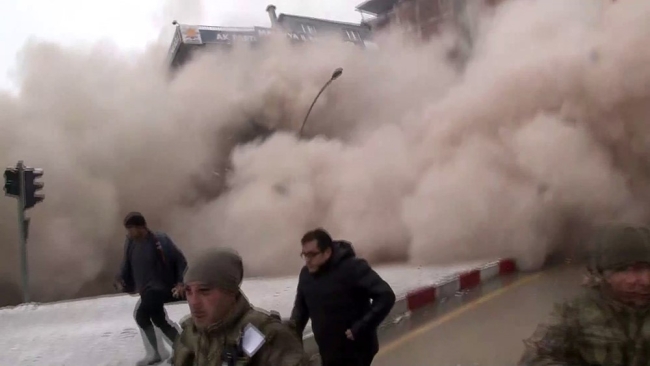 Deprem bölgesi beşik gibi: 7 katlı bina sarsıntı ile yıkıldı