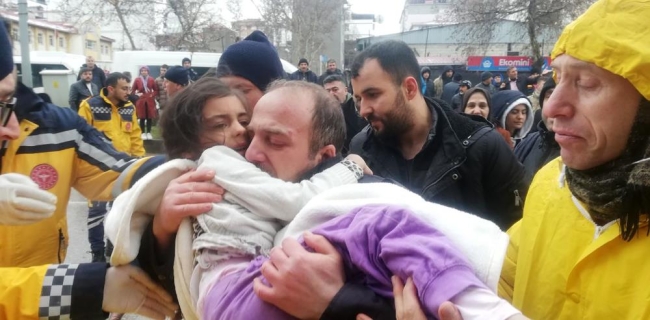 5 yaşındaki çocuk, depremden 7 saat sonra canlı olarak kurtarıldı