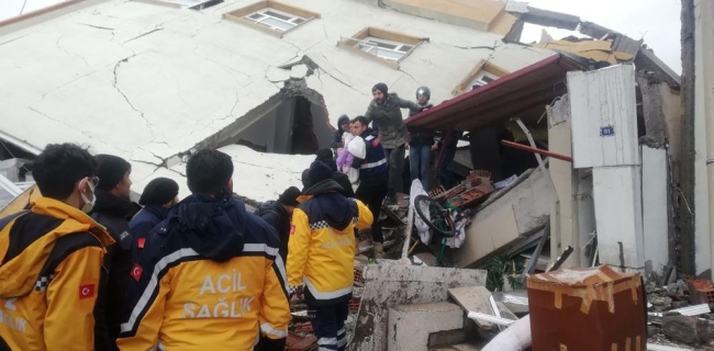5 yaşındaki çocuk, depremden 7 saat sonra canlı olarak kurtarıldı