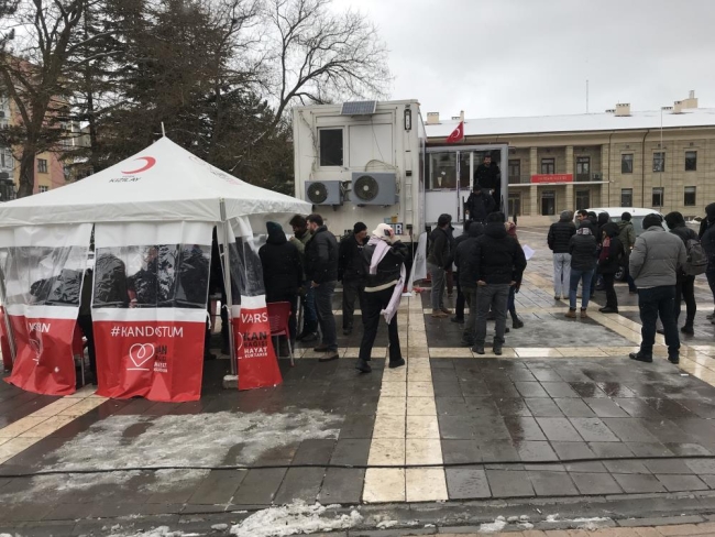Soğuk havaya rağmen kan bağışı kuyruğu sürüyor