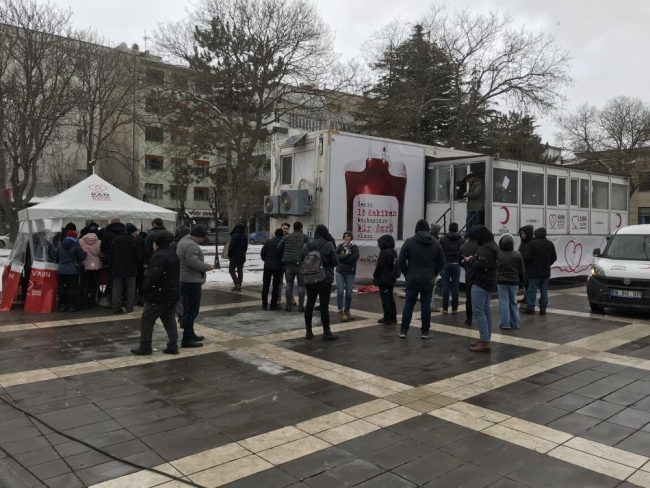 Soğuk havaya rağmen kan bağışı kuyruğu sürüyor