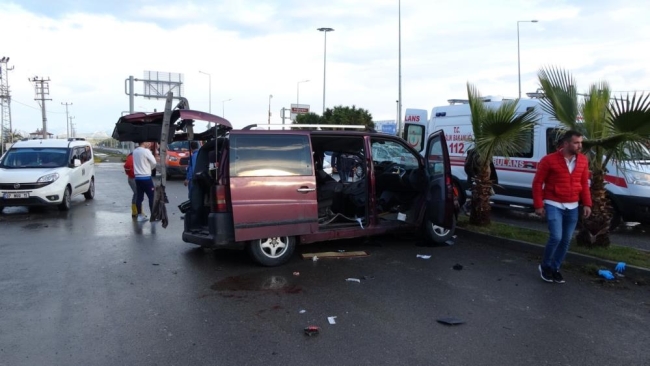 Depremzedelere yardıma giden itfaiye aracı kaza yaptı: 1 ölü, 3 yaralı