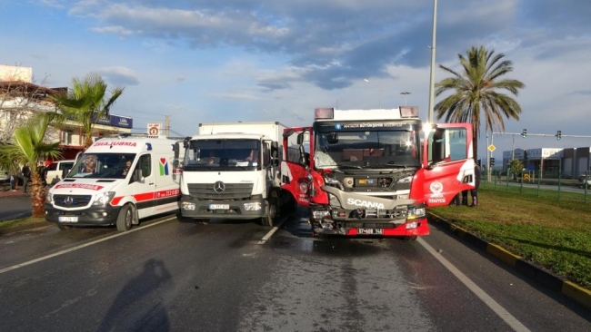 Depremzedelere yardıma giden itfaiye aracı kaza yaptı: 1 ölü, 3 yaralı
