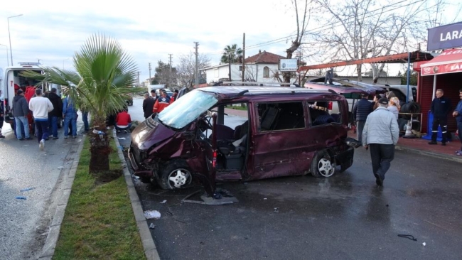 Depremzedelere yardıma giden itfaiye aracı kaza yaptı: 1 ölü, 3 yaralı