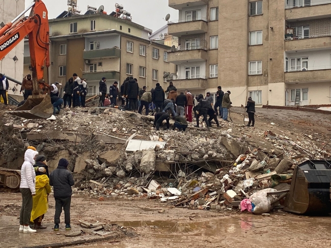 Ailesiyle 4. kattan zemine düşen daireden sağ kurtuldu