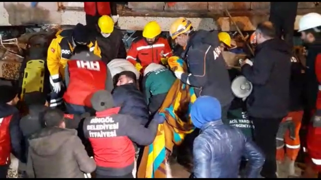 Enkazda ağlayan bebek annesi ve 2 kişinin hayatını kurtardı