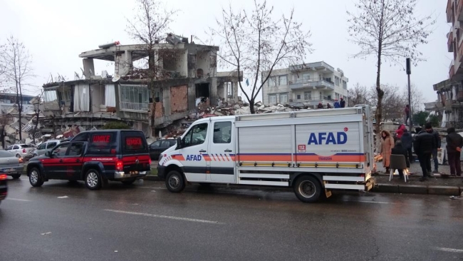 Enkazda arama çalışmaları sürüyor