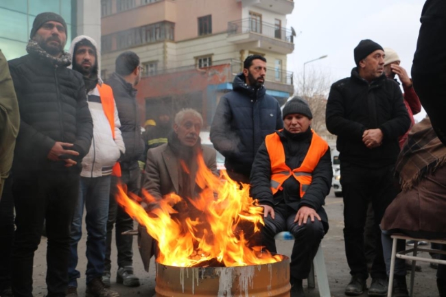 Vatandaşların enkazdan çıkartıldığı alanlarda çalışmalar sürüyor