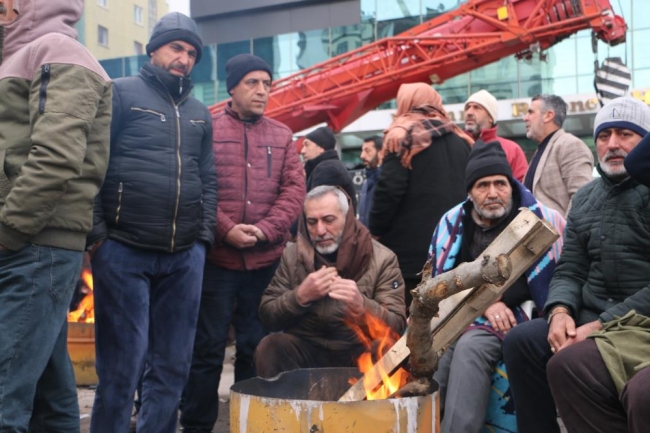 Vatandaşların enkazdan çıkartıldığı alanlarda çalışmalar sürüyor