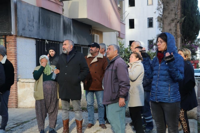 Yarısı yıkılan apartman önünde gözü yaşlı bekleyiş...