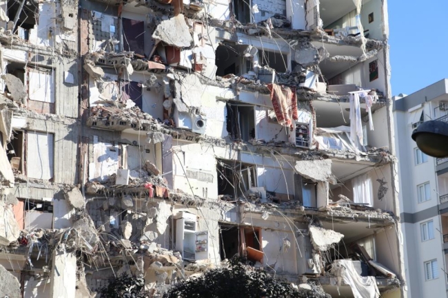 Yarısı yıkılan apartman önünde gözü yaşlı bekleyiş...