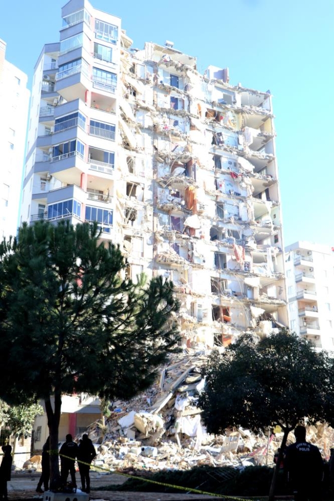 Yarısı yıkılan apartman önünde gözü yaşlı bekleyiş...