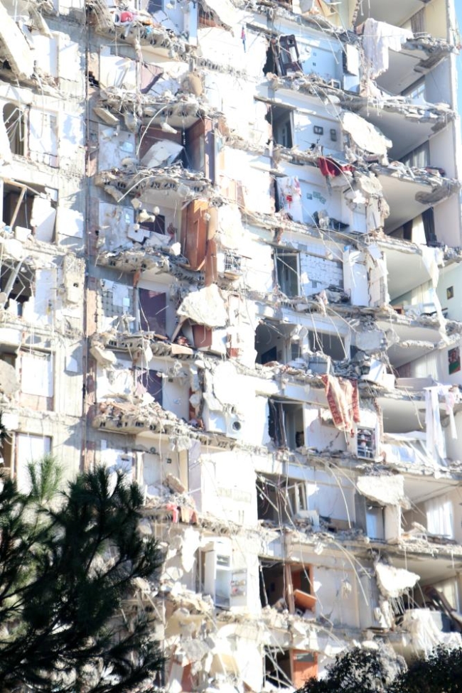 Yarısı yıkılan apartman önünde gözü yaşlı bekleyiş...