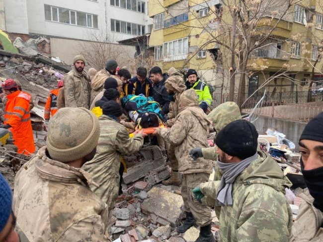 30 saat sonra enkazdan sağ olarak çıkartıldı