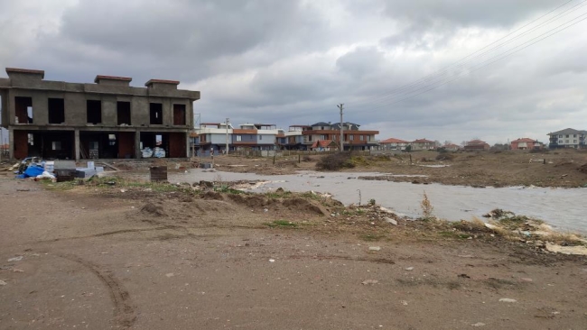 Dalgalar karaya vurdu: İş yerleri zarar gördü, yollar çöktü
