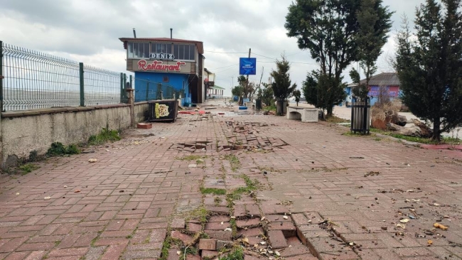 Dalgalar karaya vurdu: İş yerleri zarar gördü, yollar çöktü