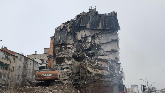 Elazığ’da ağır hasarlı binaların yıkımına başlandı