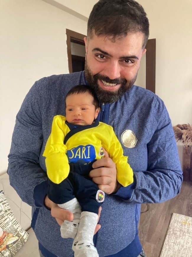 10 aylık bebekleriyle enkazda cesetleri çıkarıldı
