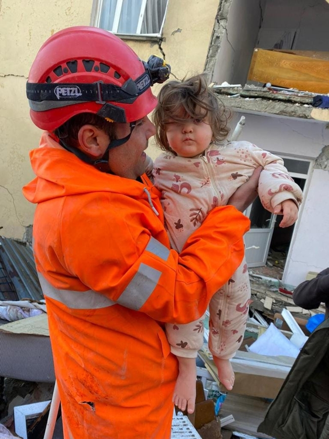 Göçük altındaki bebeği 'Tamam kuzum, gidelim' diye kurtardı