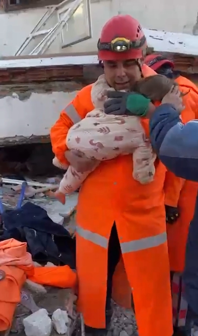 Göçük altındaki bebeği 'Tamam kuzum, gidelim' diye kurtardı