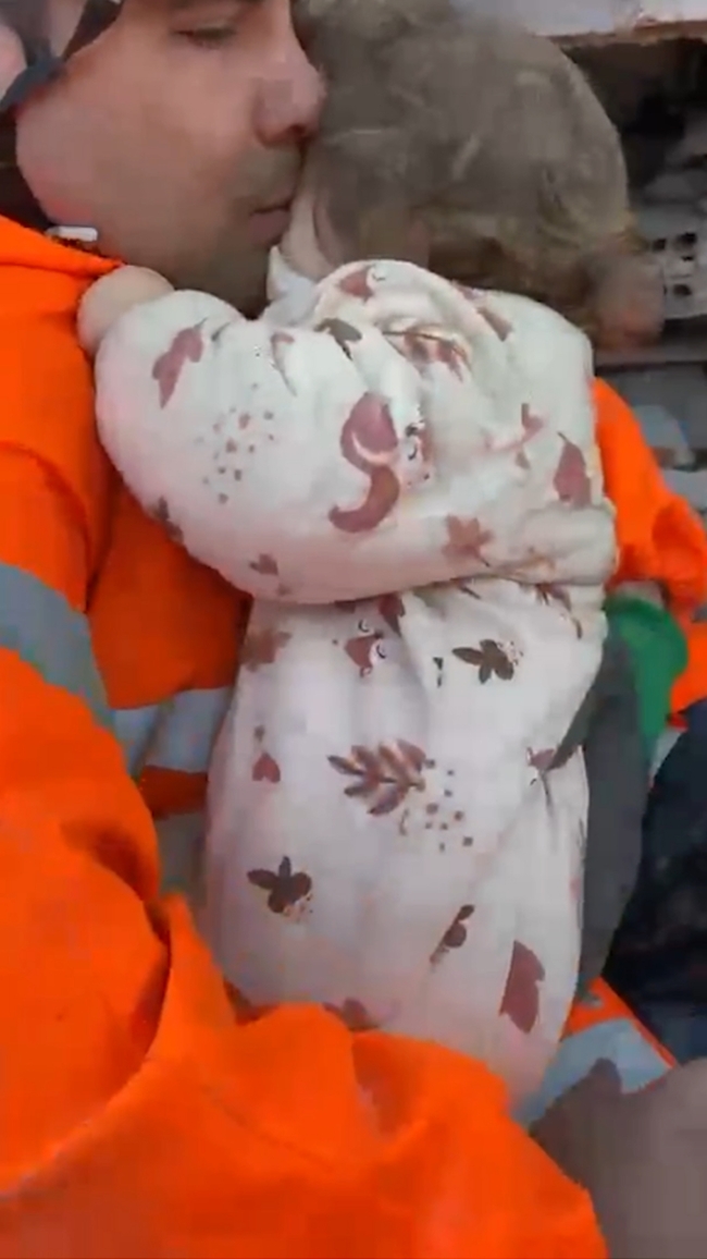 Göçük altındaki bebeği 'Tamam kuzum, gidelim' diye kurtardı