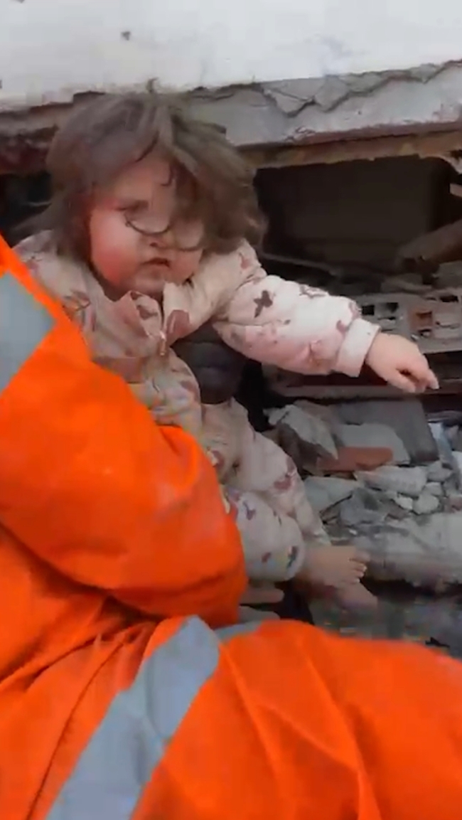 Göçük altındaki bebeği 'Tamam kuzum, gidelim' diye kurtardı