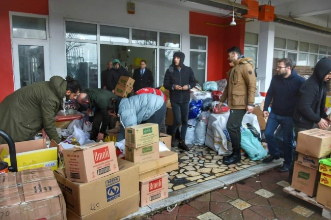 Bursa'dan 8 tır yardım malzemesi yola çıktı