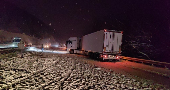 Bursa'da tırların kaydığı yollar trafiğe açıldı