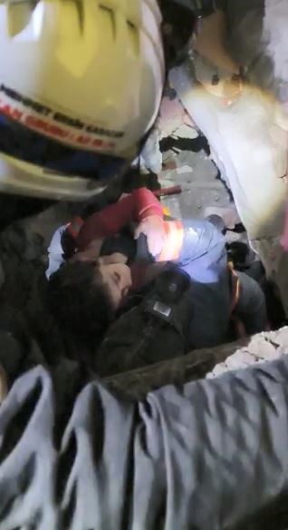 Malatya’da 45 saat sonra küçük Abdullah enkaz altından kurtarıldı