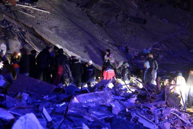 45 saat sonra İsrail ekibinin yardımlarıyla kurtarıldı