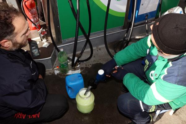 Depremzedelerin akaryakıt kuyruğu