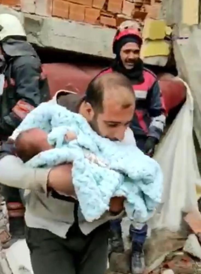 30 günlük bebeğine ve eşine kavuşan baba gözyaşı döktü