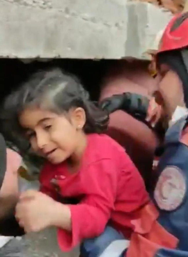 30 günlük bebeğine ve eşine kavuşan baba gözyaşı döktü