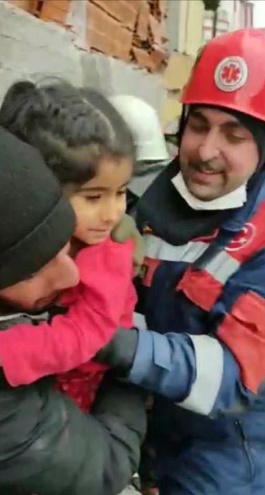 30 günlük bebeğine ve eşine kavuşan baba gözyaşı döktü
