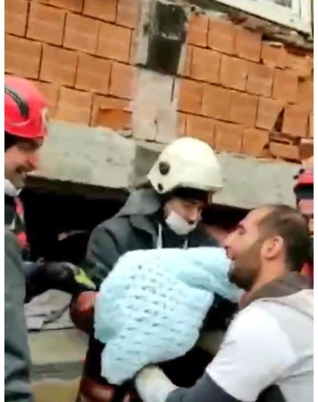 30 günlük bebeğine ve eşine kavuşan baba gözyaşı döktü