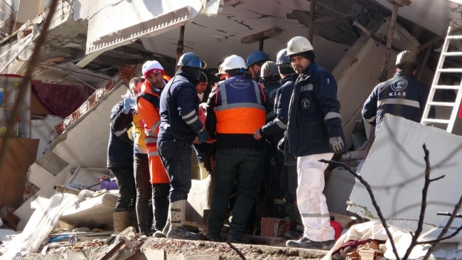 59 saat sonra enkaz altından canlı olarak çıkarıldı