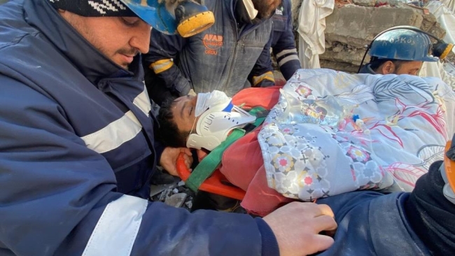 59 saat sonra enkaz altından canlı olarak çıkarıldı