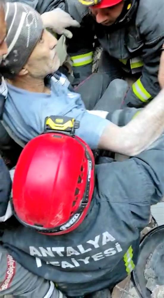 57 saat sonra bir vatandaş daha enkazdan sağ çıkarıldı