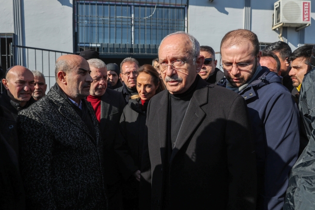 Kılıçdaroğlu depremzedeleri ziyaret etti