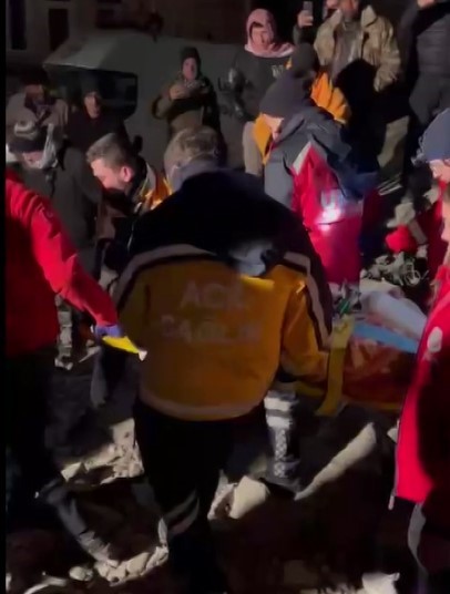 Depremin 71. saatinde baba ve kızı yaralı olarak kurtarıldı