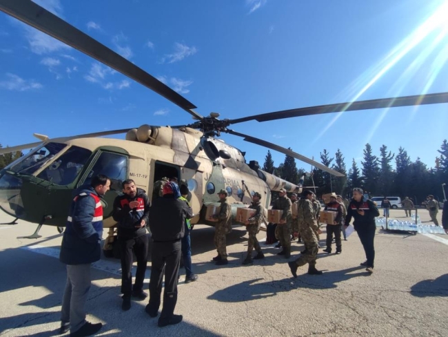 Bakanlık açıkladı: "Depremzedelere askeri helikopterle yardım malzemesi ulaştırıldı"