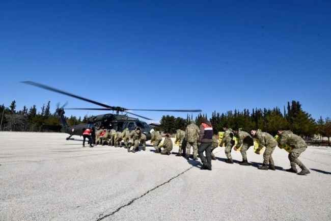 Bakanlık açıkladı: "Depremzedelere askeri helikopterle yardım malzemesi ulaştırıldı"
