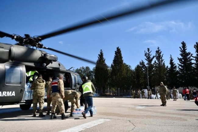 Bakanlık açıkladı: "Depremzedelere askeri helikopterle yardım malzemesi ulaştırıldı"