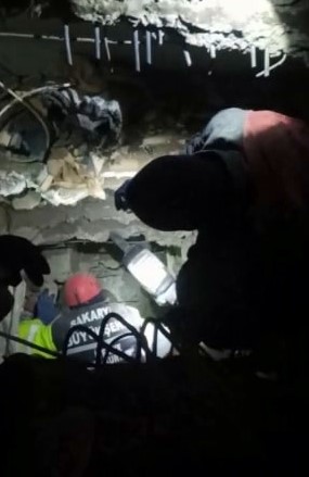 73 saat sonra gelen mucize: 3 kişilik aile kurtarıldı