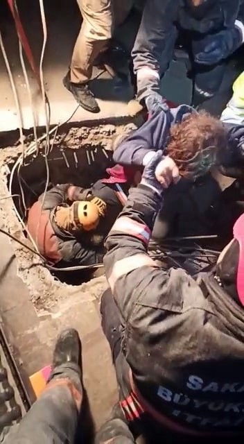 73 saat sonra gelen mucize: 3 kişilik aile kurtarıldı