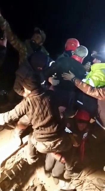 73 saat sonra gelen mucize: 3 kişilik aile kurtarıldı