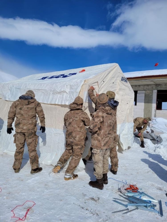 Mehmetçik deprem bölgesinde çalışmalarına devam ediyor