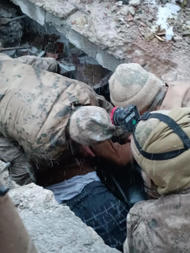 Mehmetçik deprem bölgesinde çalışmalarına devam ediyor