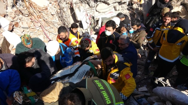 Depremin 4'üncü gününde anne kız enkazdan sağ kurtarıldı